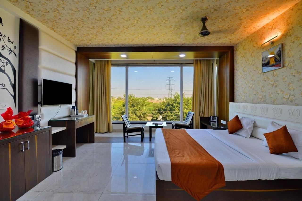 Hotel Tilak Bhopal Exteriör bild