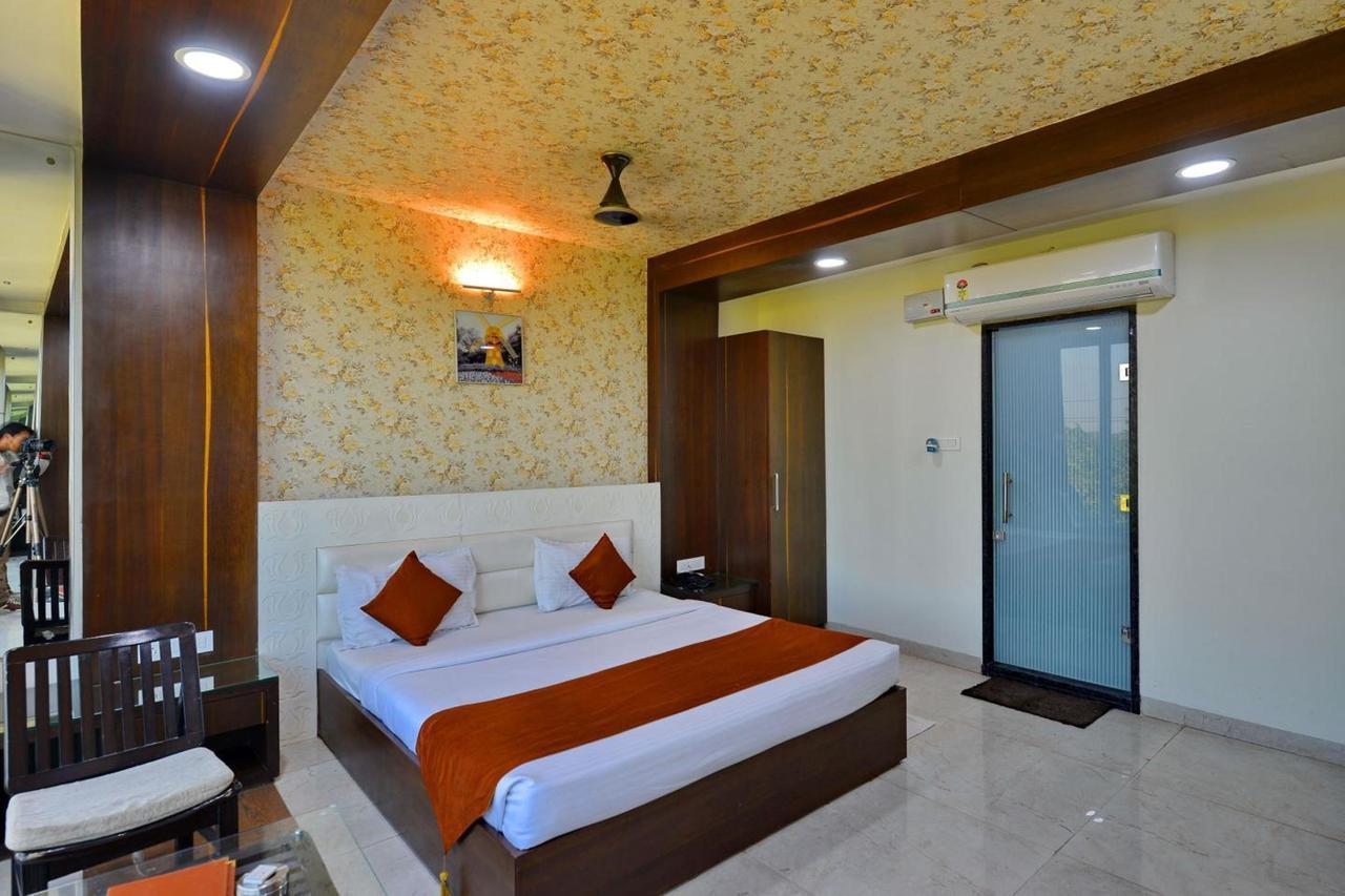 Hotel Tilak Bhopal Exteriör bild